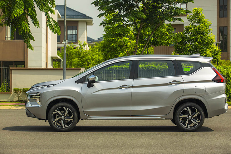gia xe mitsubishi xpander lan banh thang 10 2022 uu dai tang camera lui 4