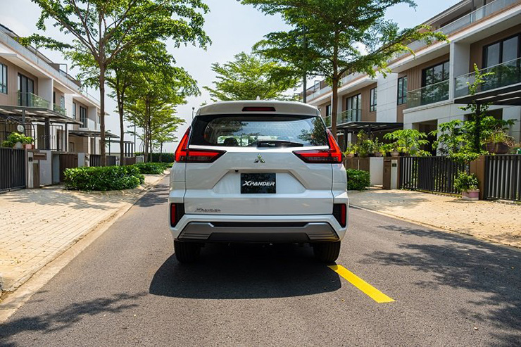 gia xe mitsubishi xpander lan banh thang 10 2022 uu dai tang camera lui 6