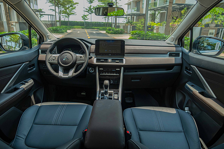 gia xe mitsubishi xpander lan banh thang 10 2022 uu dai tang camera lui 7