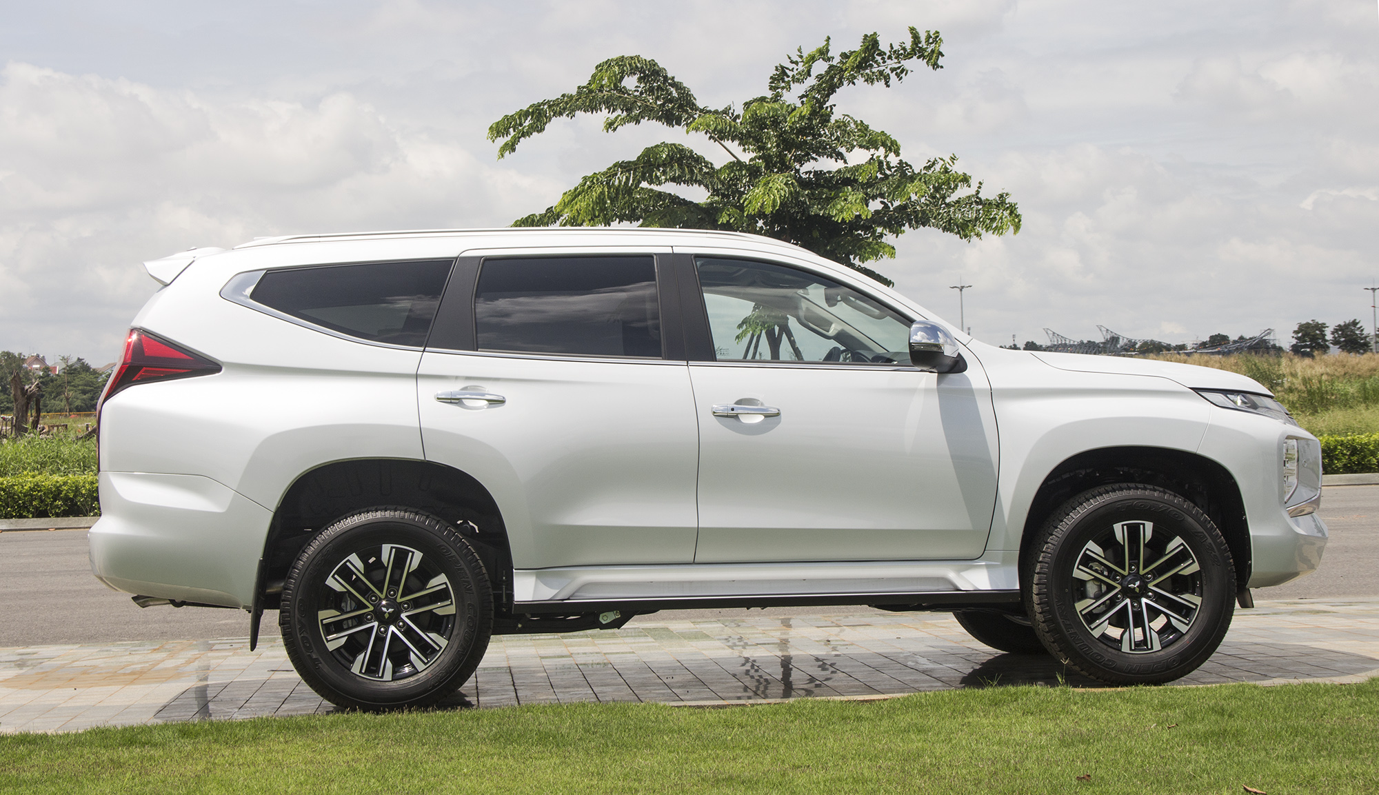 Mitsubishi Pajero Sport: giá lăn bánh 12/2024, TSKT, đánh giá chi tiết