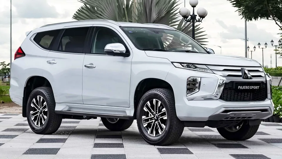 Dưới đây là bảng giá xe Mitsubishi đang bán tại Mitsubishi An Dân Hưng Yên, kèm theo giá xe Mitsubishi lăn bánh tại Hưng Yên Xe Mitsubishi Attrage Giá bán Mitsubishi Attrage tại Mitsubishi An Dân Hưng Yên Mitsubishi Attrage MT 380,000,000₫ Mitsubishi Attrage CVT 465,000,000₫ Mitsubishi Attrage CVT Premium 490,000,000₫ Giá Mitsubishi Attrage lăn bánh Hưng Yên Mitsubishi Attrage MT 422 triệu Mitsubishi Attrage CVT 515 triệu Mitsubishi Attrage CVT Premium 543 triệu Xe Mitsubishi Xpander Mitsubishi Xpander là mẫu xe chủ lực của Mitsubishi Motors tại thị trường Việt Nam hiện nay và cũng là dòng xe bán chạy nhất phân khúc MPV cỡ nhỏ nhiều năm qua. Với thiết kế mạnh mẽ, mang phong cách CROSSOVER cùng với nhiều trang thiết bi hiện đại và khả năng vận hành hiệu quả, Xpander sẽ tiếp tục là tượng đài mà khó có đối thủ nào có thể vượt qua. Giá bán Mitsubishi Xpander tại Mitsubishi An Dân Hưng Yên Mitsubishi Xpander MT 555,000,000₫ Mitsubishi Xpander AT 598,000,000₫ Mitsubishi Xpander AT Premium 658,000,000₫ Giá Mitsubishi Xpander lăn bánh Hưng Yên Mitsubishi Xpander MT 615 triệu Mitsubishi Xpander AT 662 triệu Mitsubishi Xpander AT Premium 728 triệu Xe Mitsubishi Triton Giá bán Mitsubishi Triton tại Mitsubishi An Dân Hưng Yên Mitsubishi Triton 4x2 AT Mivec 650,000,000₫ Mitsubishi Triton 4x4 MT 690,000,000₫ Mitsubishi Triton Athlete 4×2 AT 780,000,000₫ Mitsubishi Triton Athlete 4×4 AT 905,000,000₫ Giá Mitsubishi Triton lăn bánh Hưng Yên Mitsubishi Triton 4x2 AT Mivec 693 triệu Mitsubishi Triton 4x4 MT 735 triệu Mitsubishi Triton Athlete 4×2 AT 830 triệu Mitsubishi Triton Athlete 4×4 AT 963 triệu Xe Mitsubishi Xpander Cross Giá bán Mitsubishi Xpander Cross tại Mitsubishi An Dân Hưng Yên từ 698,000,000₫ Giá Mitsubishi Xpander Cross lăn bánh Hưng Yên từ 772 triệu Xe Mitsubishi Outlander Giá bán Mitsubishi Outlander tại Mitsubishi An Dân Hưng Yên Mitsubishi Outlander CVT 2.0 825,000,000₫ Mitsubishi Outlander CVT 2.0 Premium 950,000,000₫ Mitsubishi Outlander CVT 2.4 Premium 1,100,000,000₫ Giá Mitsubishi Outlander lăn bánh Hưng Yên Mitsubishi Outlander CVT 2.0 912 triệu Mitsubishi Outlander CVT 2.0 Premium 1 tỷ 49 triệu Mitsubishi Outlander CVT 2.4 Premium 1 tỷ 214 triệu Xe Mitsubishi Pajero Sport Giá bán Mitsubishi Pajero Sport tại Mitsubishi An Dân Hưng Yên Mitsubishi Pajero Sport Diesel 4x2 AT 1,130,000,000₫ Mitsubishi Pajero Sport Gasoline 4x4 AT 1,200,000,000₫ Mitsubishi Pajero Sport Diesel 4x4 AT 1,365,000,000₫ Giá Mitsubishi Pajero Sport lăn bánh Hưng Yên Mitsubishi Pajero Sport Diesel 4x2 AT 1 tỷ 247 triệu Mitsubishi Pajero Sport Gasoline 4x4 AT 1 tỷ 324 triệu Mitsubishi Pajero Sport Diesel 4x4 AT 1 tỷ 506 triệu Xe Mitsubishi XFC Concept Giá đang cập nhật Xin lưu ý: bảng giá xe Mitsubishi ở trên chưa bao gồm khuyến mãi, giảm giá từ Mitsubishi An Dân Hưng Yên trong tháng 12 này, Quý khách vui lòng liên hệ Hotline hoặc bấm vào đây để yêu cầu tư vấn chính xác, xin cảm ơn Quý khách.